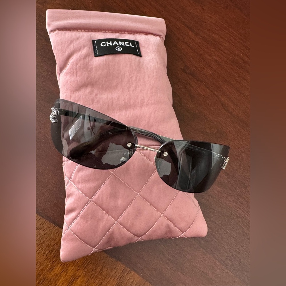 Chanel sunglasses perfect like new